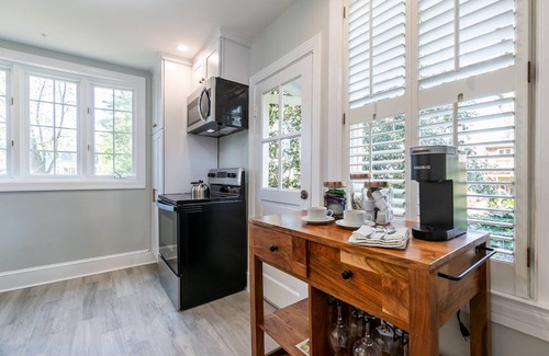 West Annapolis Casa | Walk to Navy stadium and restaurants from Captain’s Crossing Cape with Private deck and backyard
