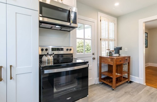 West Annapolis Casa | Walk to Navy stadium and restaurants from Captain’s Crossing Cape with Private deck and backyard