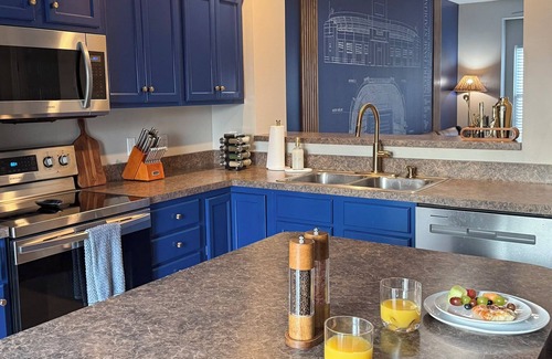 Roseland Casa | Walk to ND/SMC - Redesigned Condo Sleeps 10