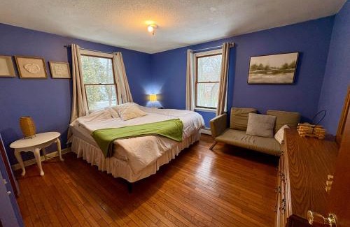 Saunderstown Casa | Walk to neighborhood lake
