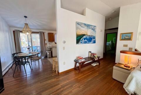 Saunderstown Casa | Walk to neighborhood lake