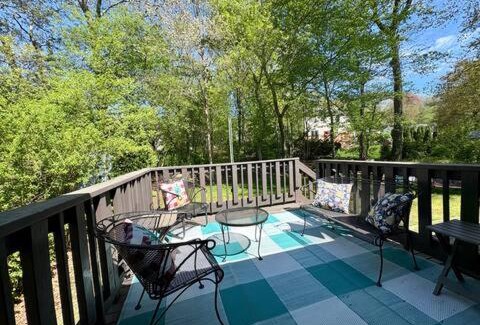 Saunderstown Casa | Walk to neighborhood lake