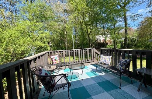 Saunderstown Casa | Walk to neighborhood lake