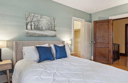 Harters Heights Casa | Walk to Notre Dame! Harter Heights Hideaway
