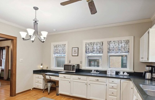 Harters Heights Casa | Walk to Notre Dame! Harter Heights Hideaway
