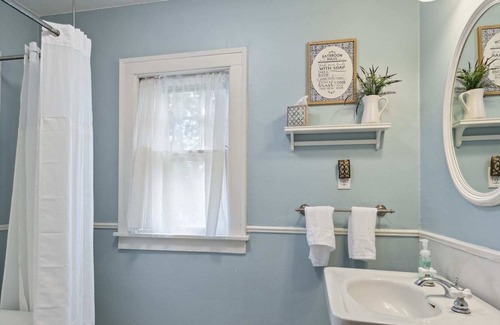 Harters Heights Casa | Walk to Notre Dame! Harter Heights Hideaway