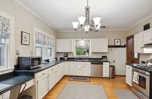 Harters Heights Casa | Walk to Notre Dame! Harter Heights Hideaway