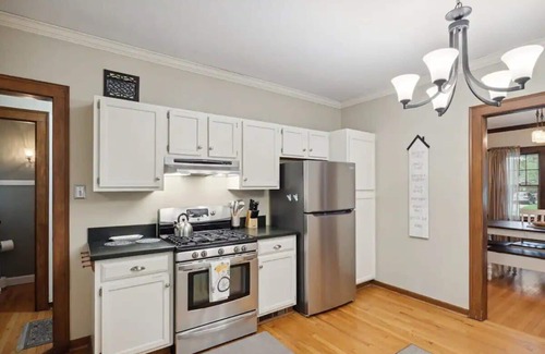 Harters Heights Casa | Walk to Notre Dame! Harter Heights Hideaway