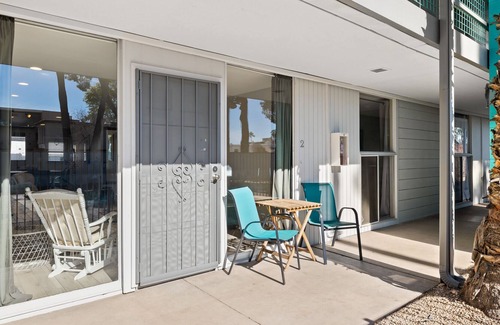 Arts District Condominio | Walk to Old Town - Retro Condo, w/ Pool, Palms Trees! Location, Location, Location!