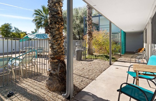 Arts District Condominio | Walk to Old Town - Retro Condo, w/ Pool, Palms Trees! Location, Location, Location!