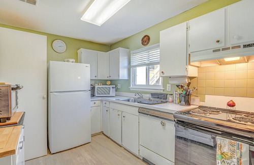 Fort Belvoir Condominio | Walk to Parks & Dining: Quaint Alexandria Condo!