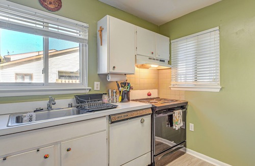 Fort Belvoir Condominio | Walk to Parks & Dining: Quaint Alexandria Condo!