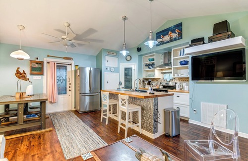 Bayside Cabaña | Walk to Pier: Bayside Getaway w/ Screened Balcony