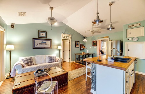 Bayside Cabaña | Walk to Pier: Bayside Getaway w/ Screened Balcony