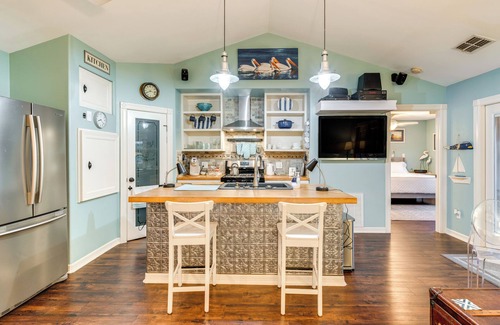 Bayside Cabaña | Walk to Pier: Bayside Getaway w/ Screened Balcony