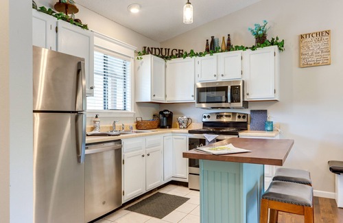 Osage Beach Condominio | Walk to Pool + Lake: Cozy Osage Beach Condo