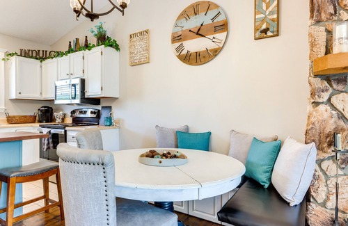 Osage Beach Condominio | Walk to Pool + Lake: Cozy Osage Beach Condo