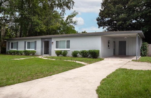 Gainesville Casa | Walk to pool, mins 2 University, Stadium, Hospital