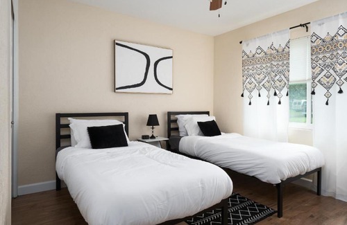 Gainesville Casa | Walk to pool, mins 2 University, Stadium, Hospital