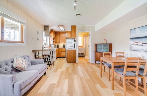 Half Moon Bay Apartamento | Walk to Poplar Beach: Cozy Coastal Getaway w/ Yard