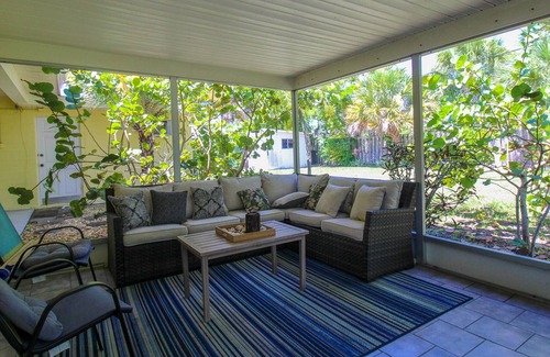 Golden Beach Condominio | Walk to Private Beach Access, Golden Beach Haven