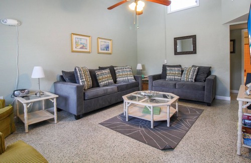 Golden Beach Condominio | Walk to Private Beach Access, Golden Beach Haven
