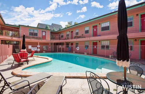Brentwood Apartamento | Walk to Restaurants or Cook in Subway Tile Kitchen