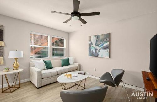 Brentwood Apartamento | Walk to Restaurants or Cook in Subway Tile Kitchen