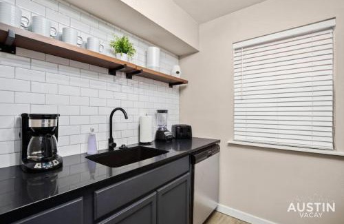 Brentwood Apartamento | Walk to Restaurants or Cook in Subway Tile Kitchen