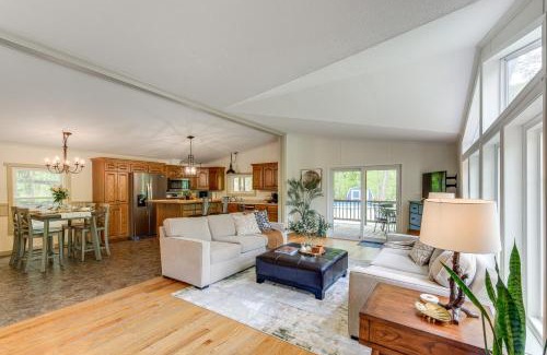 Loudonville Casa | Walk to River Loudonville Retreat with Hot Tub!