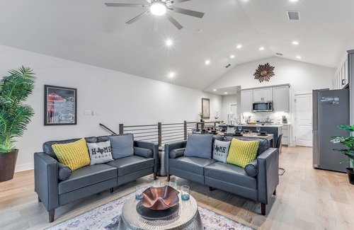 Southtown Casa | Walk to Riverwalk & Alamodome from Modern Retreat- 2 Car Garage w/EV Charger
