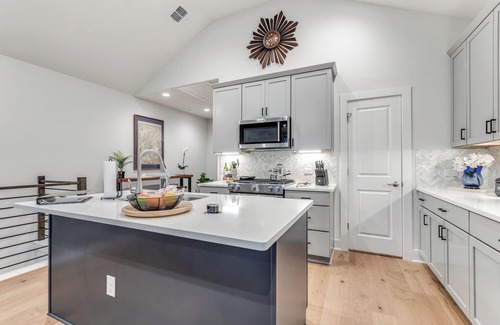 Southtown Casa | Walk to Riverwalk & Alamodome from Modern Retreat- 2 Car Garage w/EV Charger