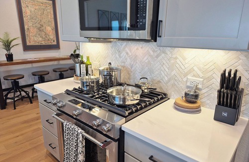 Southtown Casa | Walk to Riverwalk & Alamodome from Modern Retreat- 2 Car Garage w/EV Charger