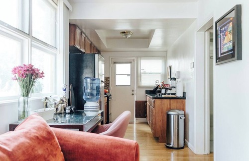 The Flats Apartamento | Walk to Rodeo Drive and the Stylish Shops and Restaurants - Comfy One-Bedroom