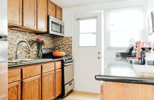 The Flats Apartamento | Walk to Rodeo Drive and the Stylish Shops and Restaurants - Comfy One-Bedroom