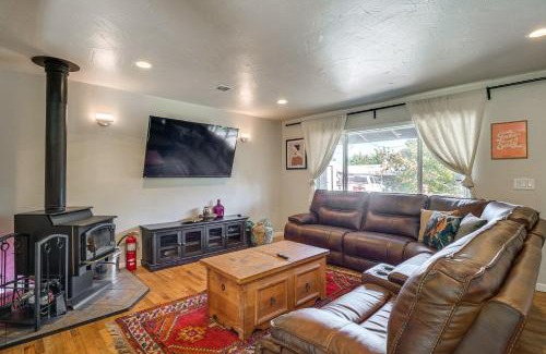 Medford Casa | Walk to Rogue X Medford Family Home with Large Yard