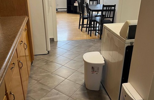 Saint-Jean-Baptiste Apartamento | Walk To Rue St-Jean: Fast Wi-Fi + workspace + AC
