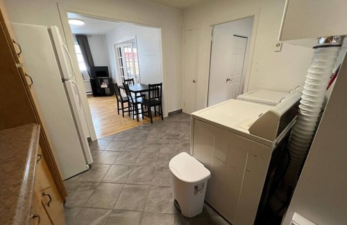 Saint-Jean-Baptiste Apartamento | Walk To Rue St-Jean: Fast Wi-Fi + workspace + AC