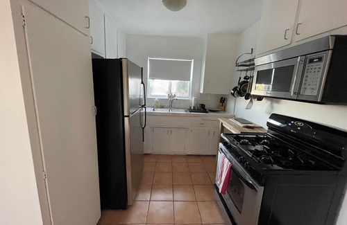 Ocean Park Apartamento | Walk to Santa Monica & Venice Beach! 1BR Apartment, Blocks to the Sand.