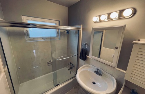 Ocean Park Apartamento | Walk to Santa Monica & Venice Beach! 1BR Apartment, Blocks to the Sand.