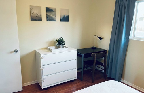 Ocean Park Apartamento | Walk to Santa Monica & Venice Beach! 1BR Apartment, Blocks to the Sand.