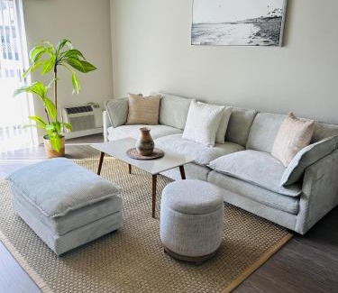 Ocean Park Apartamento | Walk to Santa Monica Beach & Pier I Free Parking!