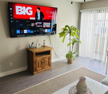 Ocean Park Apartamento | Walk to Santa Monica Beach & Pier I Free Parking!