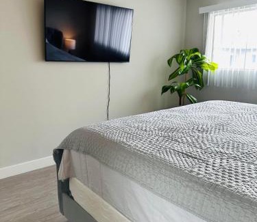 Ocean Park Apartamento | Walk to Santa Monica Beach & Pier I Free Parking!