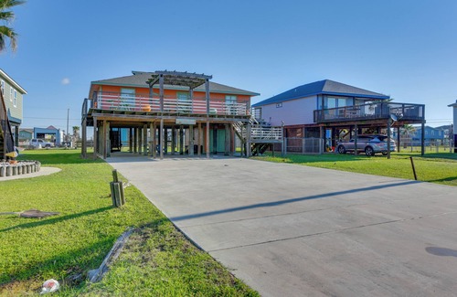 Surfside Beach Cabaña | Walk to Shore & Restaurants: Surfside Beach Home!