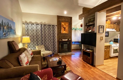 Angel Fire Condominio | Walk To Ski Lifts! W/D, WiFi, Kitchen, Skylights