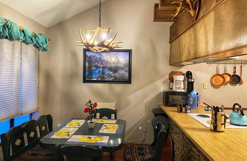 Angel Fire Condominio | Walk To Ski Lifts! W/D, WiFi, Kitchen, Skylights