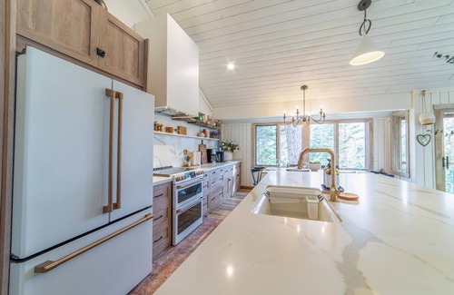 Mammoth Lakes Cabina | Walk to Ski, Modern, Rustic Mammoth Condo w/ Mountain Views & Spa - #490