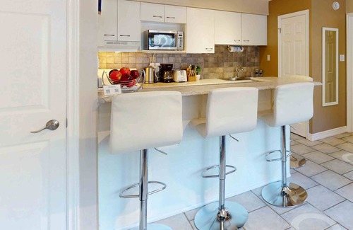 Craigleith Condominio | Condominio a pie de pendiente con chimenea y jacuzzi compartido, piscina y tenis.