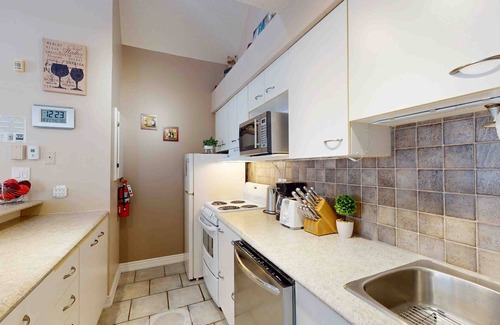 Craigleith Condominio | Condominio a pie de pendiente con chimenea y jacuzzi compartido, piscina y tenis.